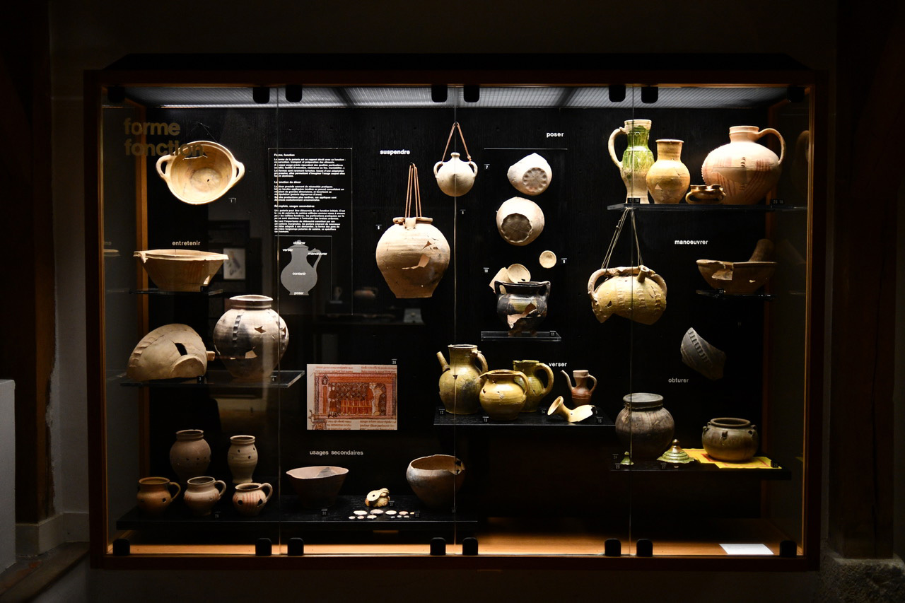 photo d'une vitrine d'objets céramique médiévaux dans le musée d'art et d'histoire Paul Eluard de Saint-Denis